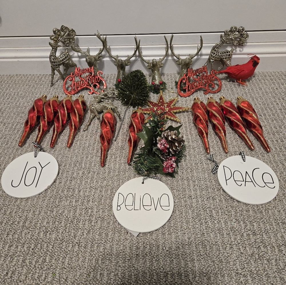 LOT OF 25 - VARIETY OF CHRISTMAS HOLIDAY DECOR/ORNAMENTS